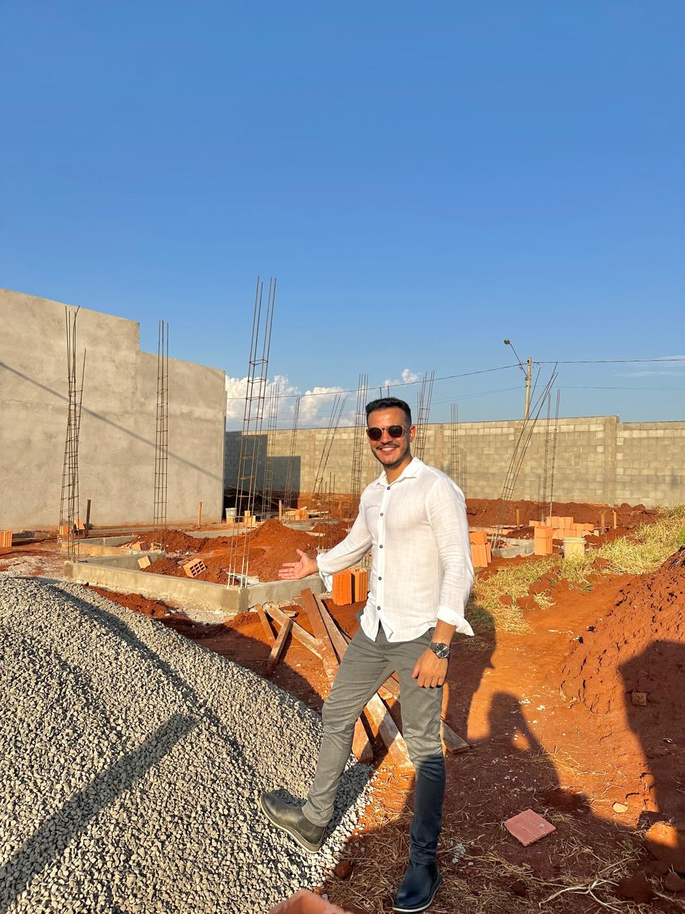 Bruno Azevedo apresentando uma obra em fase de fundação