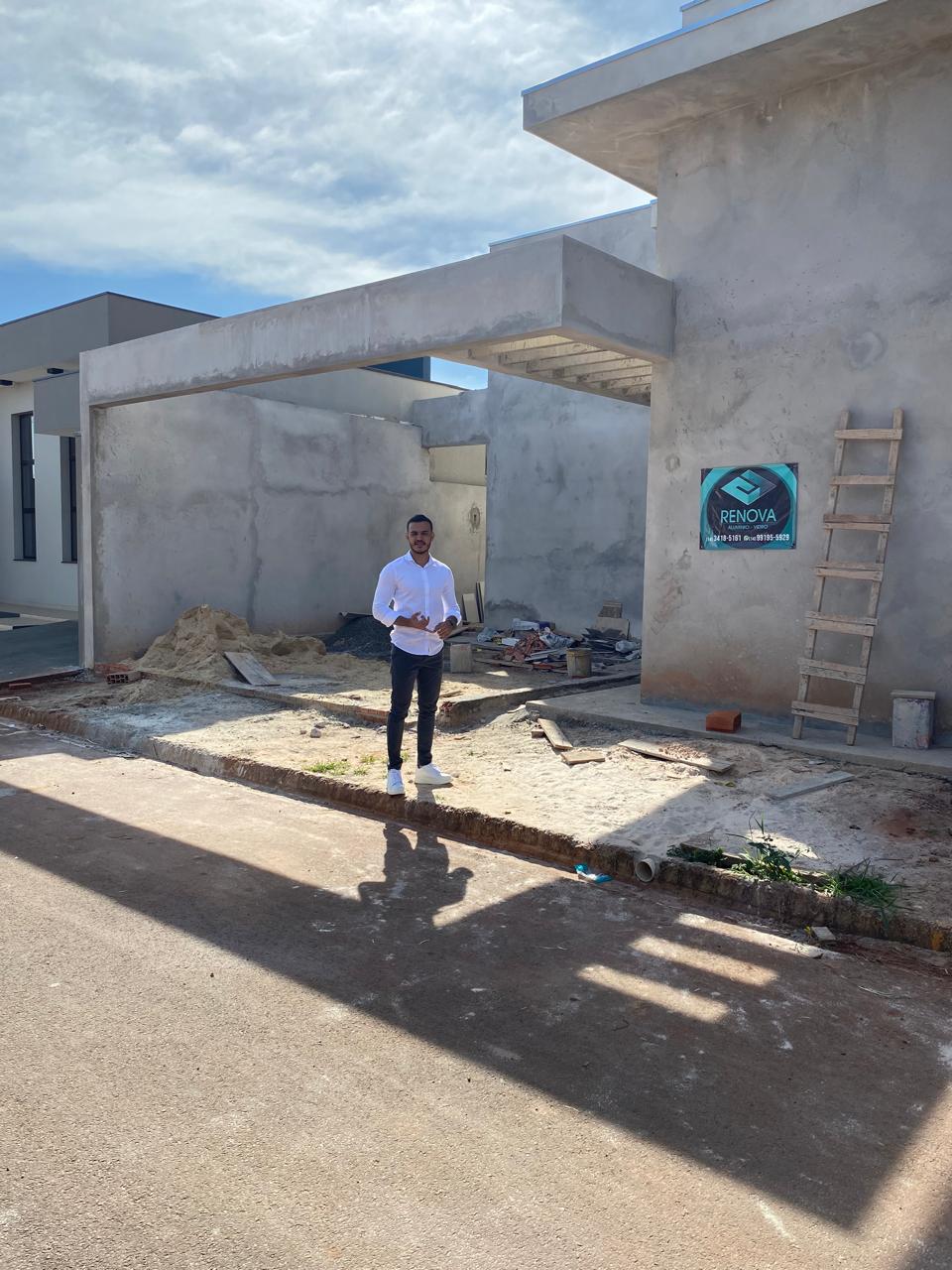 Bruno Azevedo em frente a uma residência em construção