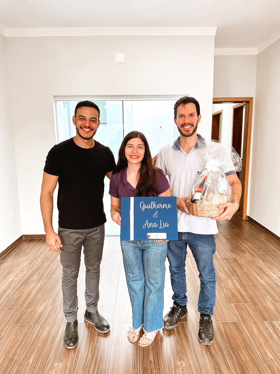 Bruno com Guilherme e Ana Lia na entrega da casa