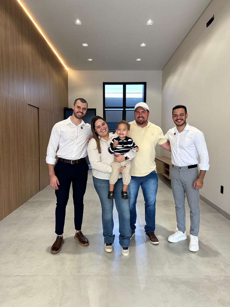 Família recebendo a nova casa com Bruno