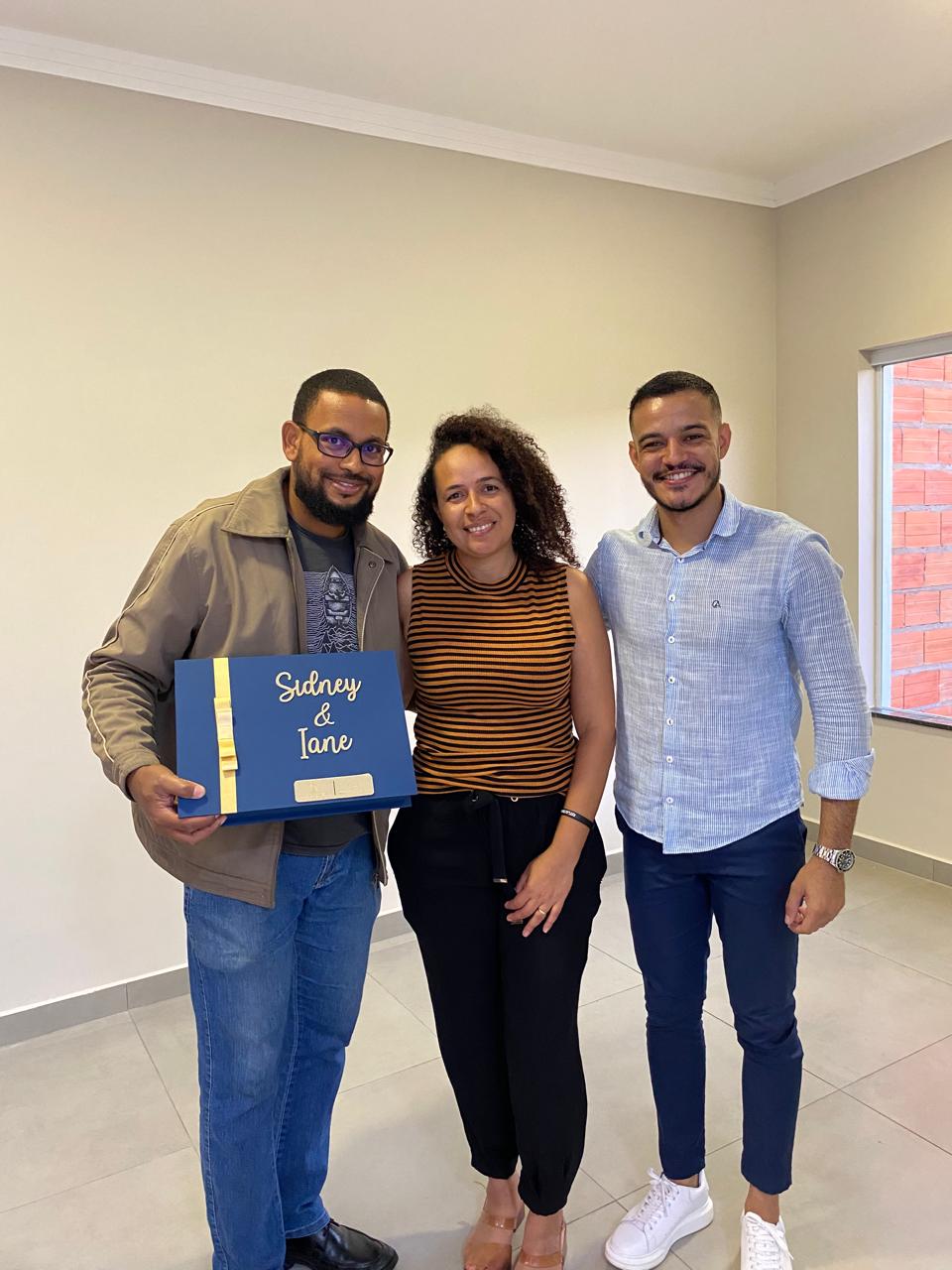 Bruno com Sidney e Jane na entrega da casa